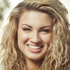 Tori Kelly Headshot