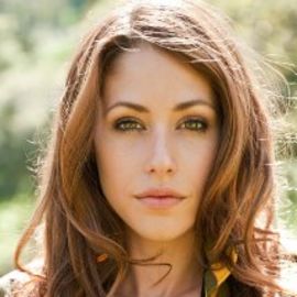 Amanda Crew Headshot