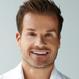 Louis Van Amstel Headshot
