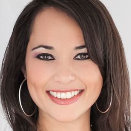 Abi Caruthers Headshot