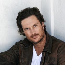 Oliver Hudson Headshot