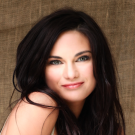 Amanda Russell Headshot