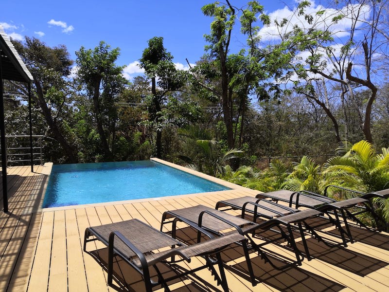 8piscine chaises longues