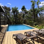 8piscine chaises longues