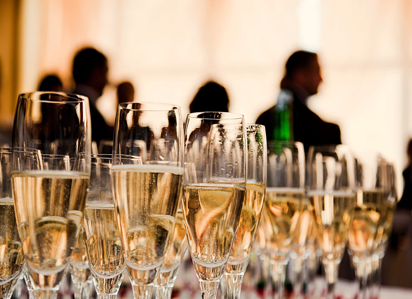 detail van volle champagne glazen met link naar website van Buitenlust in Vijlen