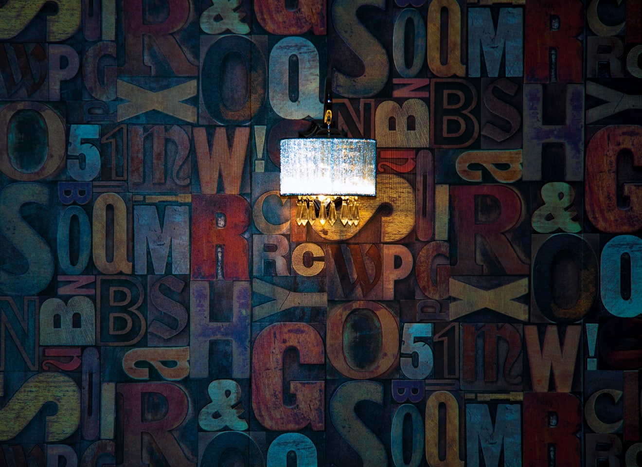 foto van modern behang met mooie verlichting in detail, met link naar website van Grieks restaurant Athene in Gulpen