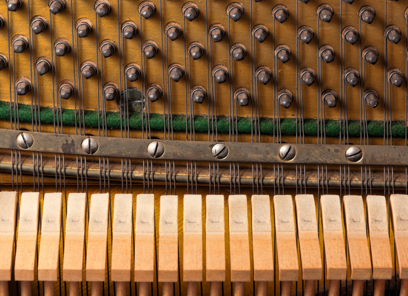 Details van binnenwerk piano met link naar de website van Ebo-Ivo