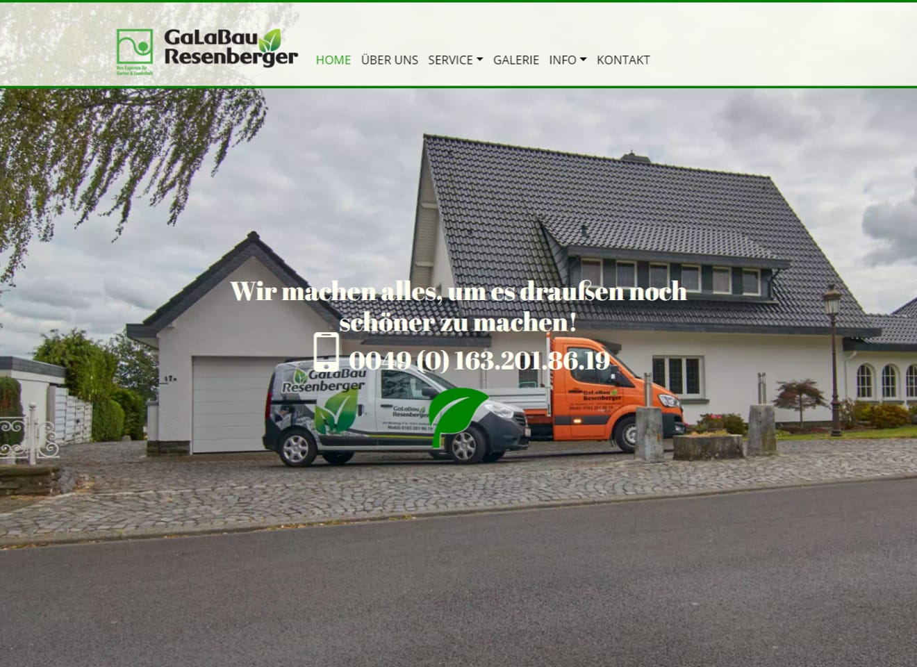 vrouw houd een foto van een grote mond met mooie tanden voor haar mond met link naar website tandarts Alberts in Kerkrade