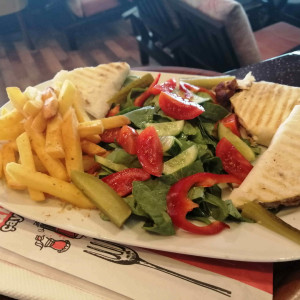 Tavuk wrap porsiyon cips ve salata eşliginde