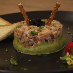 AVAKADO PÜRESİ YATAĞINDA SOMON TARTAR SİYAH HAVYAR VE TOST MELBA