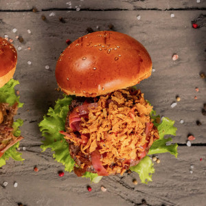 BBQ SOSLU SOSİSLİ BURGER