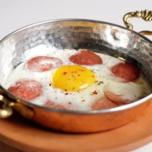 Sahanda Sucuklu Yumurta