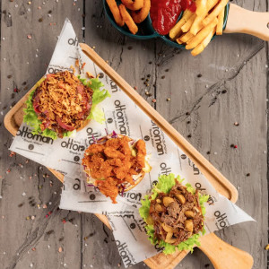 BBQ SOSLU SOSİSLİ BURGER
