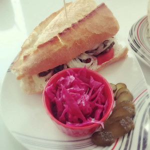 YARIM EKMEK ARASI KÖFTE