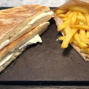 BAZLAMA EKMEĞİNE PEYNİRLİ TOST