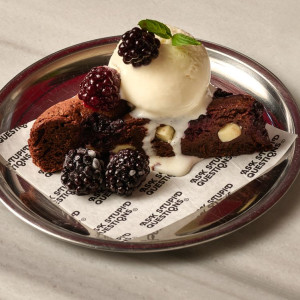 Böğürtlenli Beyaz Çikolatalı Brownie