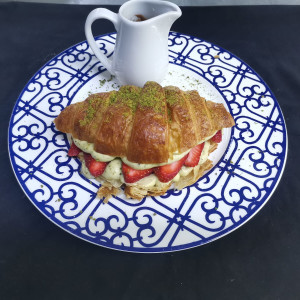 Antep Dolgulu Çilekli Kruvasan