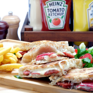 Bazlama Ekmeğine Karışık Tost