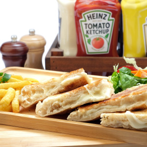 Bazlama Ekmeğine Kaşarlı Tost