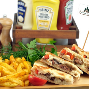 Bazlama Ekmeğine Kavurmalı Tost