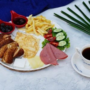 Beyaz Peynirli Omlet Tabak Kahvaltı