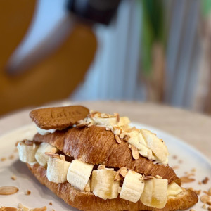 Lotuslu Meyveli Kruvasan