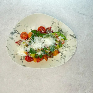 Bahçe Domatesleri Salatası