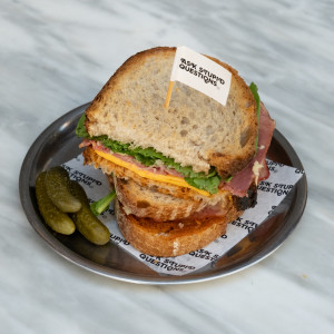 Dana Bacon ve Cheddarlı Sandviç