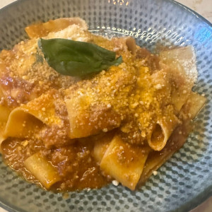 El yapımı taze Pappardelle Bolognese