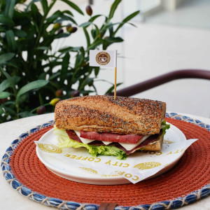 TAM BUĞDAY PASTIRMALI SANDVİC