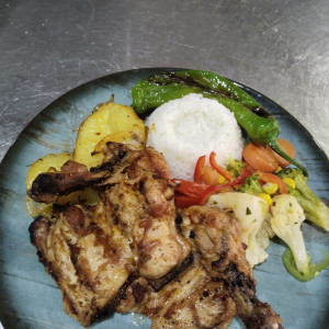 Tütsülenmiş Patlıcan Yatağında Tavuk Pirzola