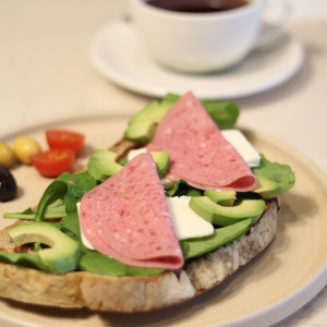 DANA JAMBON & AVAKADO EKMEK ÜSTÜ