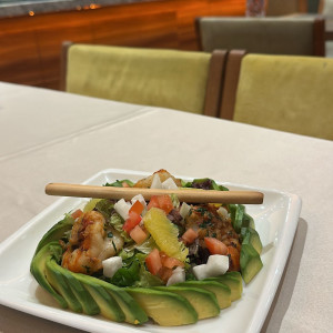 AVOKADO KARİDES SALATASI