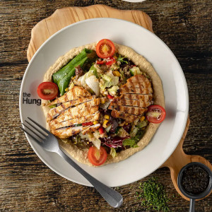 Humuslu Izgara Tavuklu Kinoa Salatası