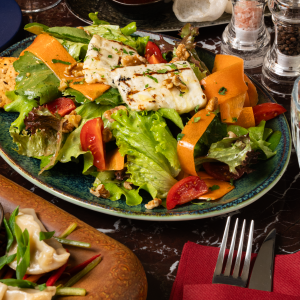 Izgara Hellim Peynirli Bahçe Salatası