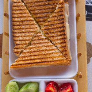 keyfi tost kaşarlı