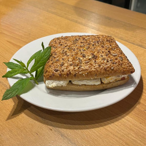 Beyaz Peynirli kuru domatesli ciabatta sandviç (175 gr)