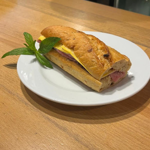 Füme etli Dana jambonlu chedarlı sandwich (200 gr)