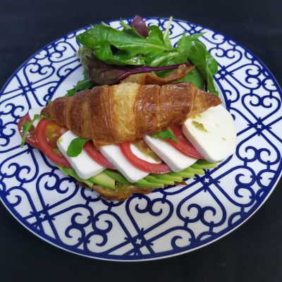 Kruvasan Ve Sandviçler