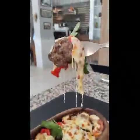 Scarlet fırında kaşarlı köfte