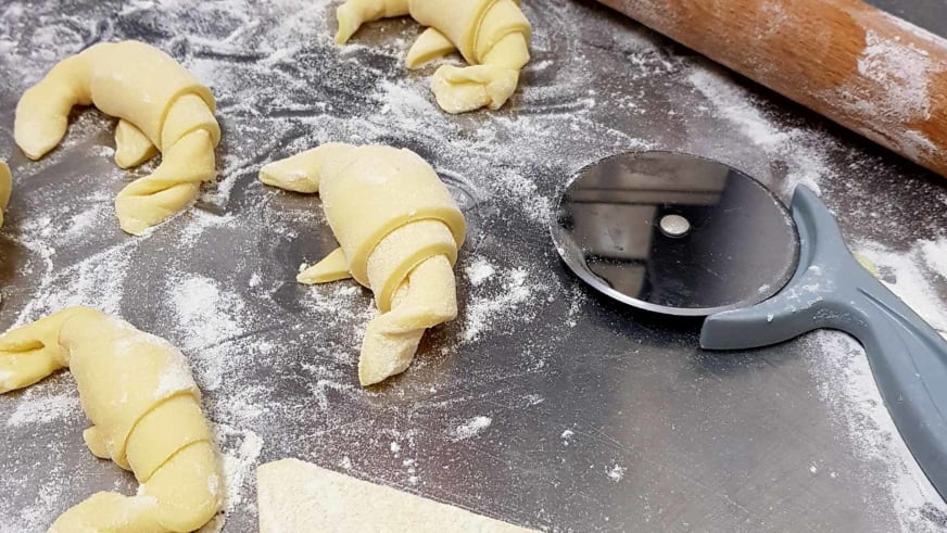 Hausgemachte Croissants werden täglich frisch in der Küche des Hotel Aurora Duino zubereitet.