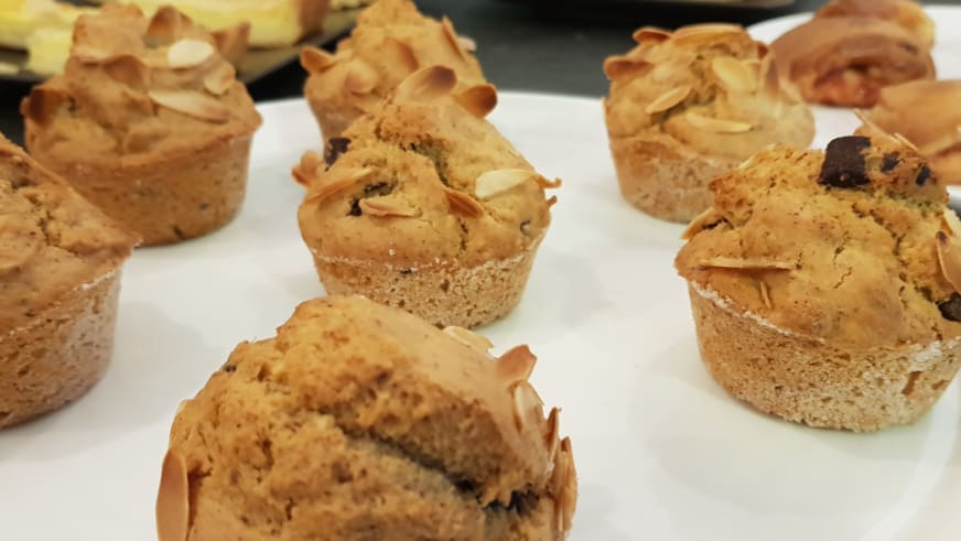 Frisch gebackene Muffins mit Schokoladenstücken werden im Hotel Aurora Duino serviert.