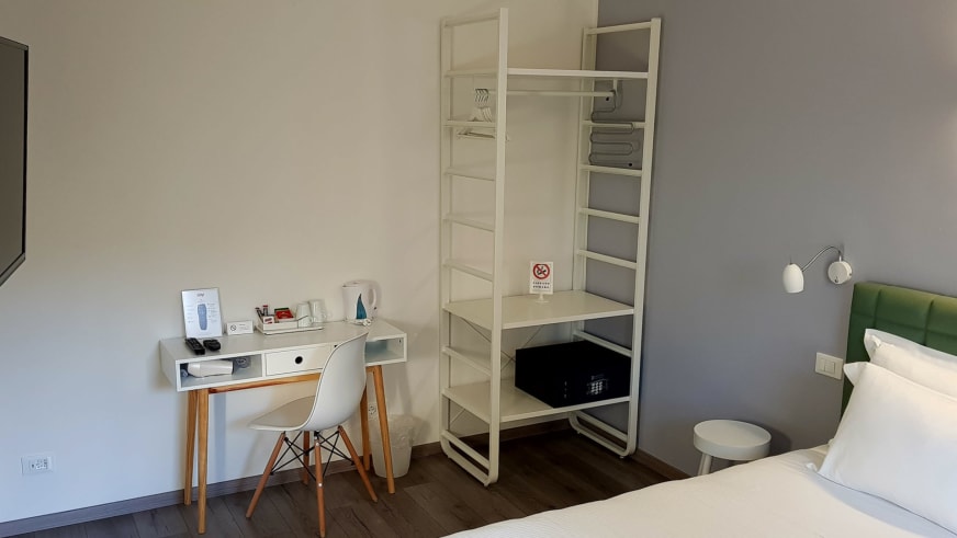 Komfortables Zimmer mit Doppelbett und Arbeitsplatz im Hotel Aurora Duino.