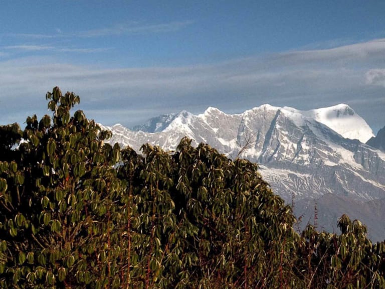 Expedition ins Dhaulagiri-Massiv: schneebedeckte Gipfel mit lentikularer Wolkenformation über dem Hauptgipfel.