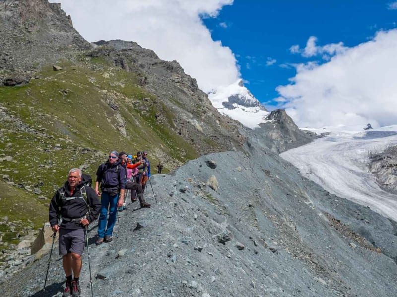 Gruppe auf dem Moraenenruecken vor der Gletscherzunge im Wallis