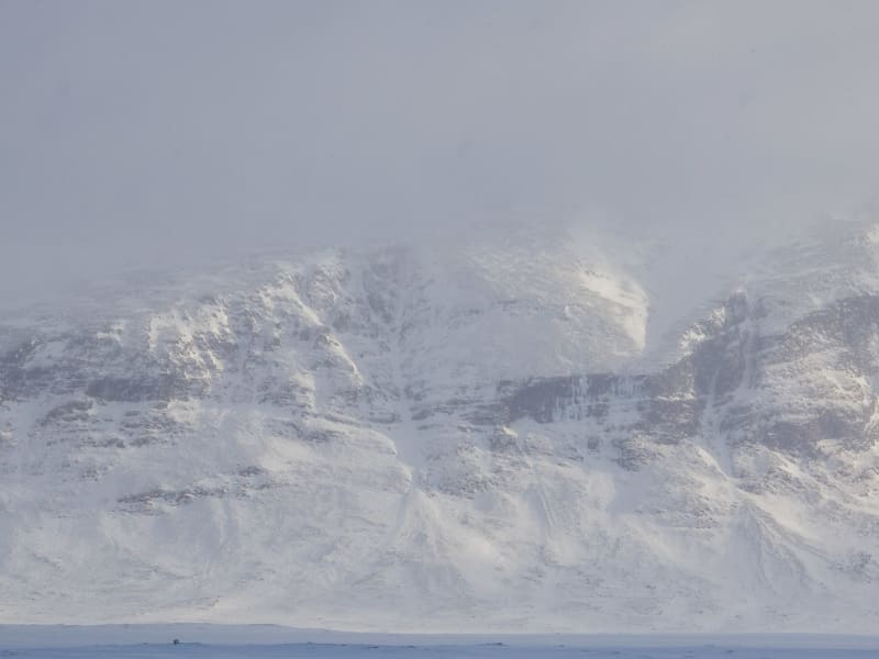 Expedition im Sarek Nationalpark: schneebedeckte Bergwand mit Felsstufen und Steilabbrüchen im Winter.