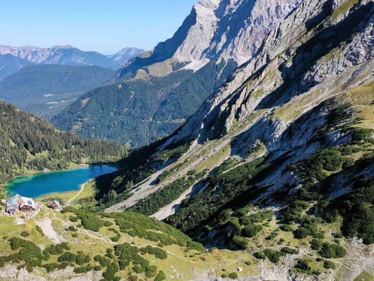 Luftbild der Coburger Hütte zwischen den türkisgrünen Bergseen Seebensee und Drachensee in Tirol.