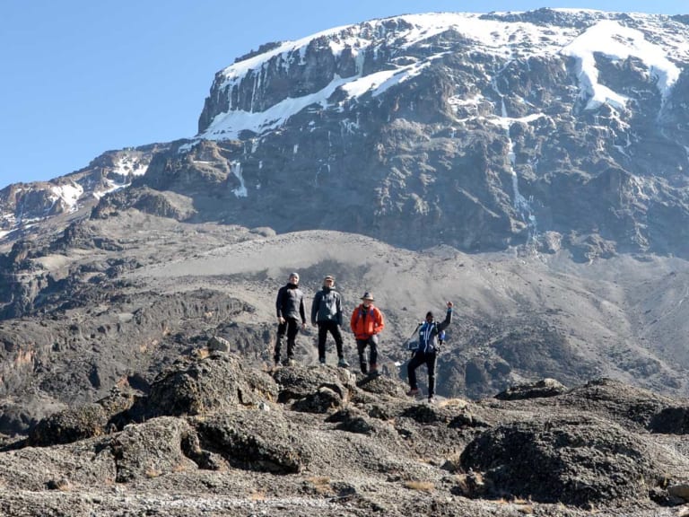 Trekking Kilimandscharo: gefuehrte Bergtour der Alpine Welten Bergsteigerschule mit Bergführer im Gebiet Kilimandscharo, Meru County, Amboseli Nation.