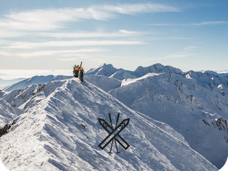 Drei Bergsteiger auf einem schneebedeckten Grat bei einer Skihochtour – die Disziplin Ski.
