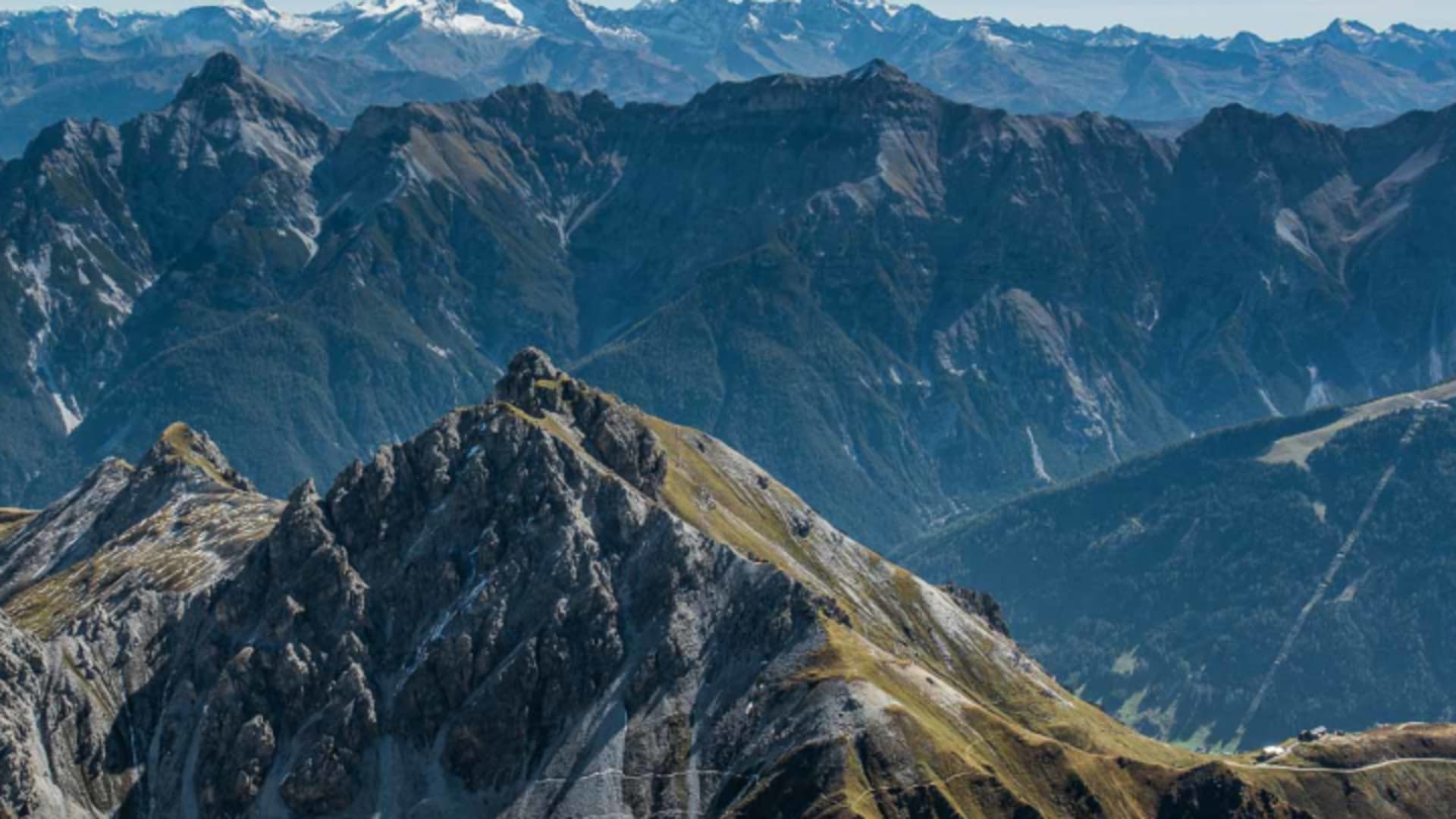 Panorama eines schroffen Felsgipfels mit Steig und Schutthalden in den Stubaier Alpen, keine Personen sichtbar.